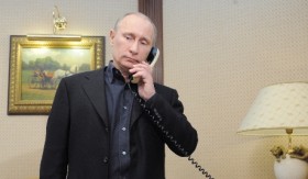 putin telefon e1380708806876