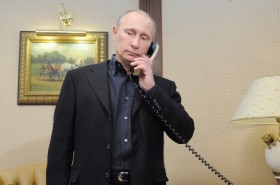 putin telefon e1384788106476