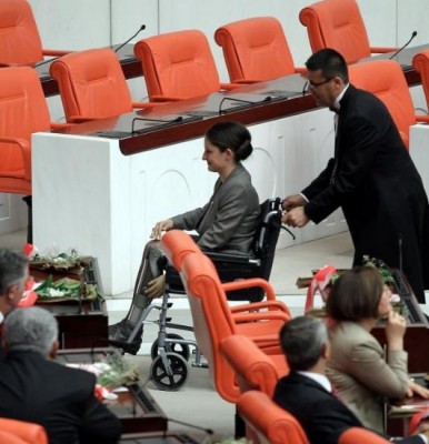 Şafak Pavey: Sorun pantolon değil rahat çalışabilmek 1 safak pavey tbmm