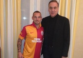 Wesley Sneijder Galatasaray formasını sonunda giydi 1 sneijder galatasaray e1358752596475