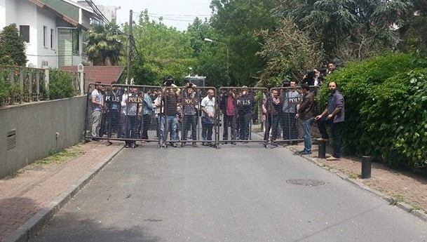 Soma Holding'in sokağına polis ablukası! 1 soma holding polis e1400064991835