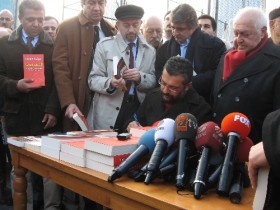 Soner Yalçın'dan imza günü / Önce karakola sonra kitaplara! 1 soner yalcin imza