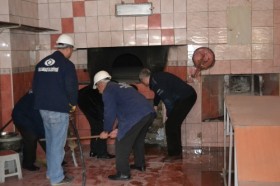 Sultangazi’de ruhsatsız fırınlar yıkılıyor 1 sultangazi firin yikim