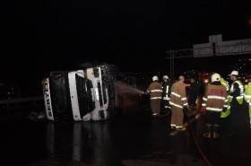 Lastiği patlayan TIR alev alev yandı 1 tir yandi