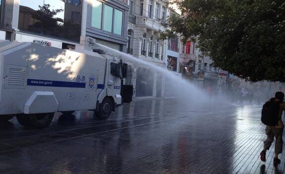 Son Dakika! Taksim Meydanı ve İstiklal'de polis müdahalesi başladı 1 toma istiklal e1373299708494