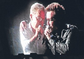 U2 konserine Zülfü Livaneli damgası (Video) 1 u2 zulfu livaneli