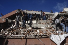 Van'da deprem anı güvenlik kamerasında (Video) 1 van depremii1