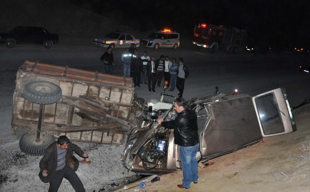 Yozgat'ta otomobille traktör çarpıştı: 2 ölü, 1 yaralı 1 yozgat kaza olu yarali