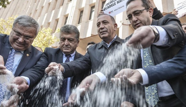 CHP'liler "kokuyor" diyerek adliyeyi tuzladı 1 chp adliye eylem tuzlama e1413813160815