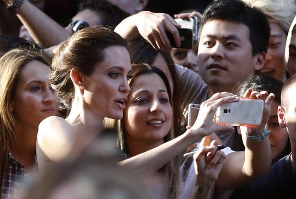 angeline jolie sidney selfie