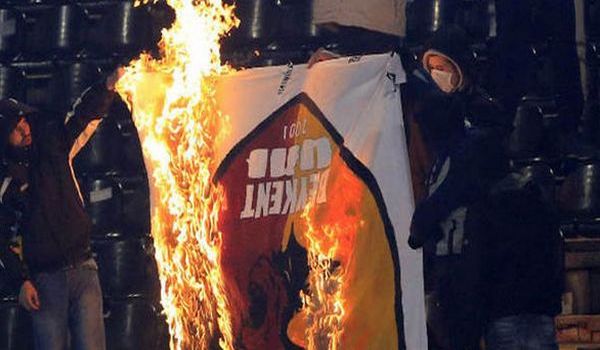 Partizan taraftarları ultrAslan bayrağı yaktı!.. 1 partizan taraftarlari ultraslan bayragi yakti 1