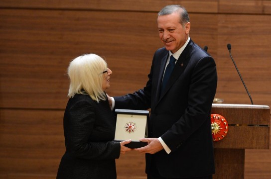 Erdoğan'a "George Orwell sizi ayakta alkışlardı" dedi, Emine Erdoğan ağladı! 1 alev alatli erdogan