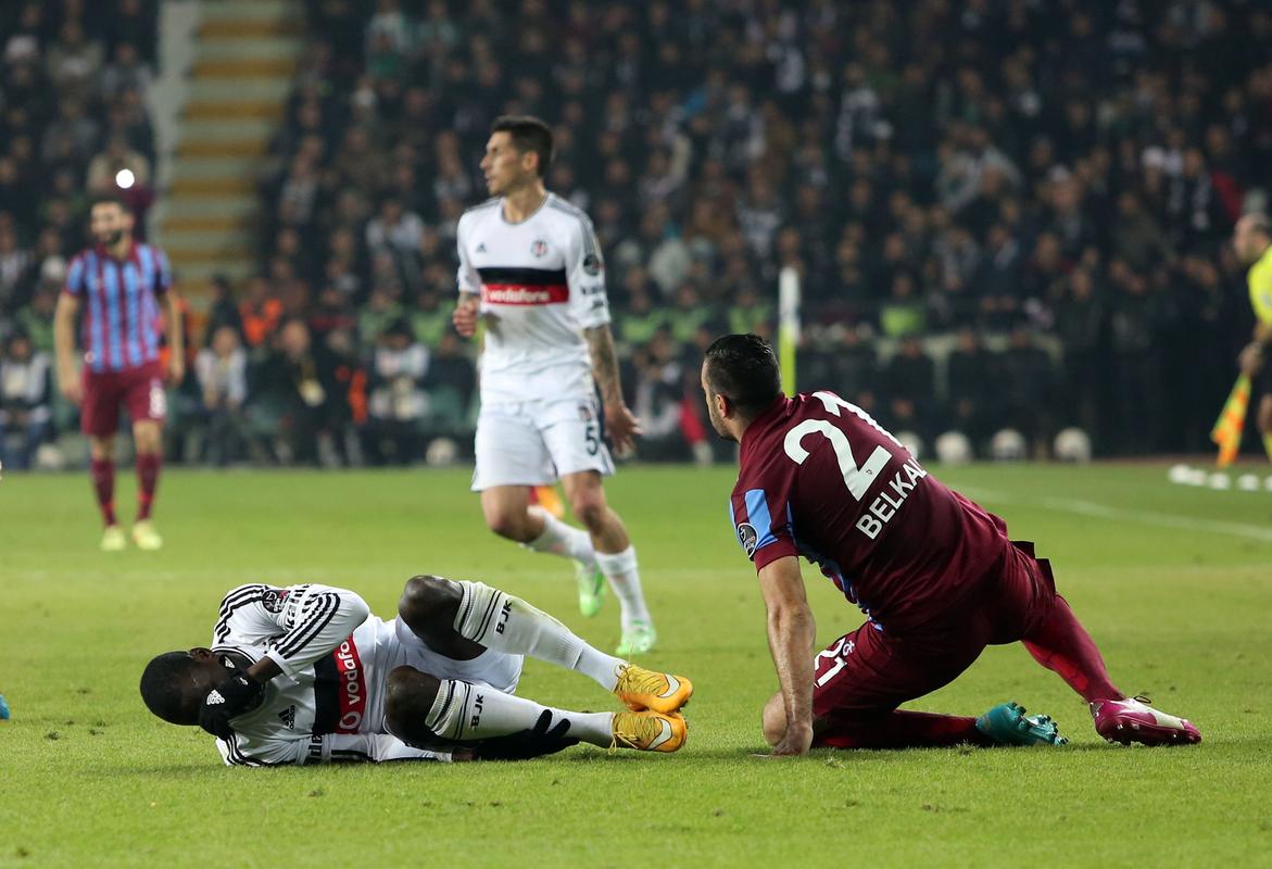 Son Dakika! Demba Ba'nın parmağında kırık! 1 demba ba sakatlandi