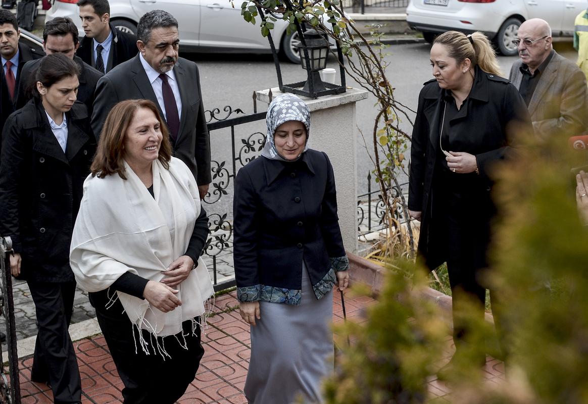 Sare Davutoğlu, Selvi Kılıçdaroğlu'nu ziyaret etti 1 sare davutoglu selvi kilicdaroglu