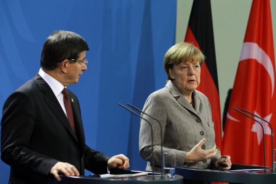 Merkel'den Davutoğlu'na canlı yayında soğuk duş! 1 merkel davutoglu