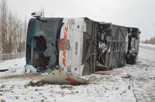 Afyon'da otobüs kazası: 33 yaralı 1 aksel turizm kaza