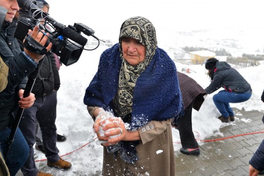 Kar topu oynarken öldürülen Nuh Köklü toprağa verildi 1 nuh koklu cenaze annesi