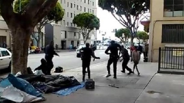 Los Angeles'ta polis evsiz ABD'liyi böyle öldürdü (Video) 1 los angeles bogusma1