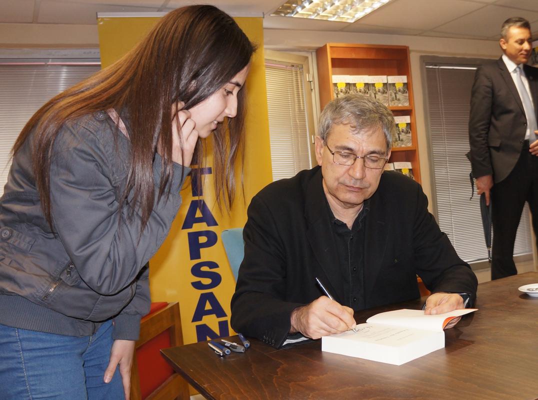 İzmir'de Orhan Pamuk için uzun kuyruk 1 orhan pamuk 3286420