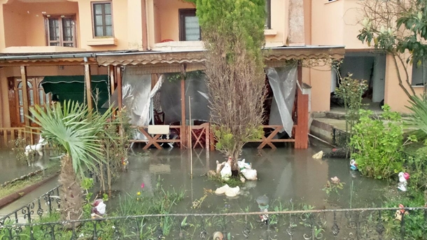 Sapanca Gölü taştı, sahil kenarındaki evlerin bodrum katlarını su bastı 1 sapanca golu su seviyesi