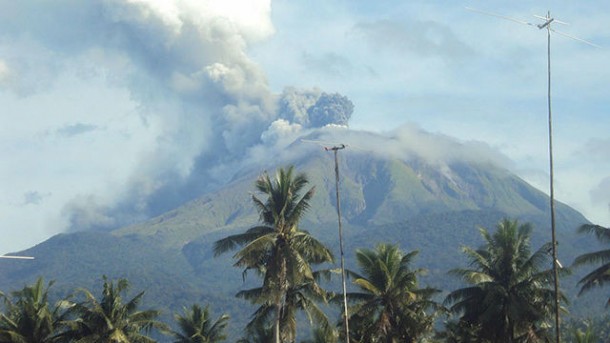 Filipinler'deki Bulusan yanardağı kül püskürtmeye başladı 1 filipinler bulusan