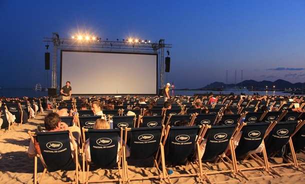 Fransa plajlarında sinema keyfi 1 fransa plajlari sinema