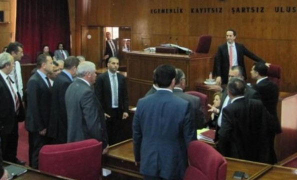 KKTC Meclisi'nde büyük kavga! Başbakana saldırı girişimi (Video) 1 kktc kavga