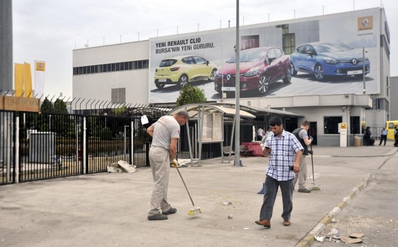 Oyak Renault'da üretim yeniden başladı 1 renault eylemleri bitti