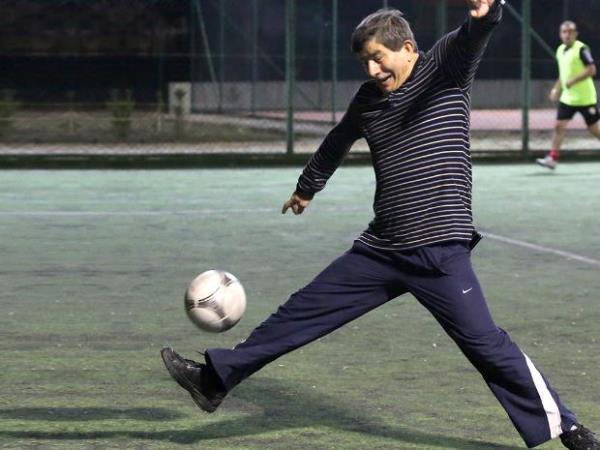 Ahmet Davutoğlu: Futbol oynarım, lisede judo yaptım, çok iyi güreşirim, ata binerim 1 davutoglu futbol