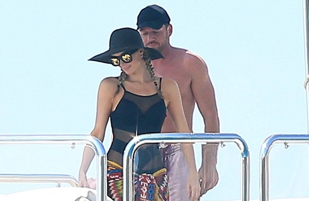 Paris Hilton, işadamı sevgilisiyle İbiza'da 1 paris hilton ibiza tatil