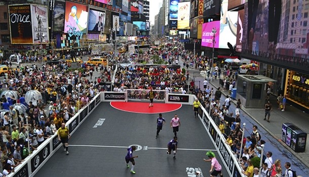 Sokak futbolu Times Meydanı'na taşındı 1 street coccer times meydani