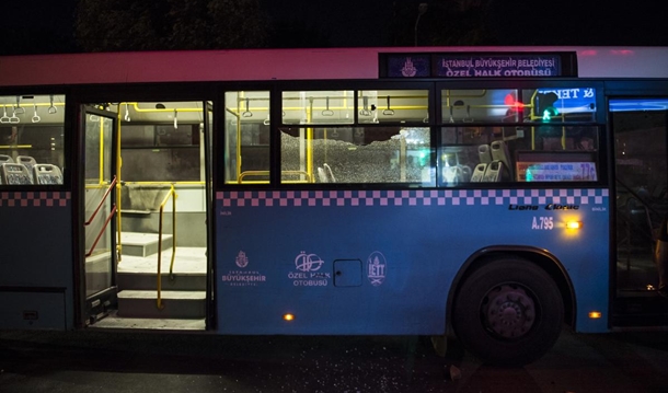 İstanbul Okmeydanı'nda halk otobüsüne molotoflu saldırı 1 istanbul okmeydani halk otobusu