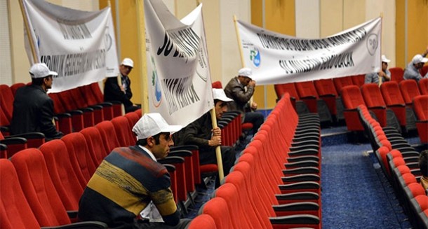 İşçilere 2.5 saat pankart tutturdular! 1 isciler pankart