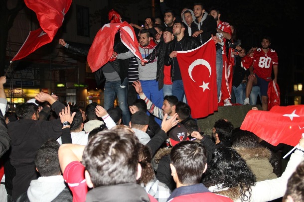 Türkiye'nin galibiyeti Almanya'da kutlandı 1 türkiye izlanda almanyada yasayan turkler avrupa sampiyonasina katılan turkiye ıcın kutlama 3