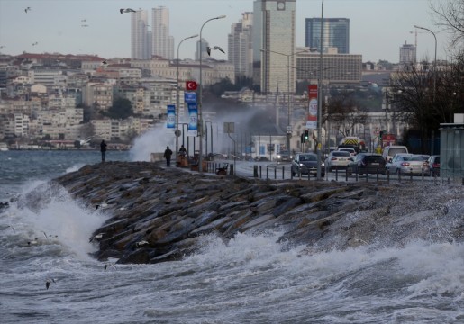 İstanbul'da lodos ulaşımı felç etti 1 istanbulda lodos 515x360 1