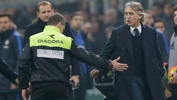 Milan Inter'i dağıttı, Mancini sahadan atıldı 1 mancini hakem 610x344 1
