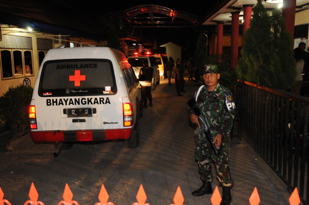 Askeri helikopter düştü: 13 ölü 1 endonezya ambulans
