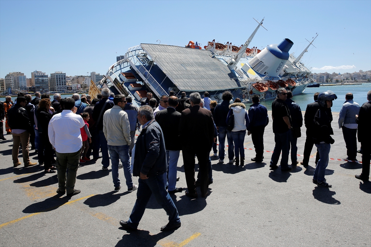 Yolcu gemisi yan yattı 1 pire limani gemi