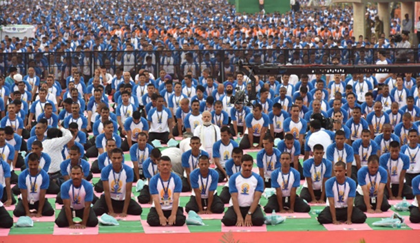 Hindistan Başbakanı binlerce kişiye yoga yaptırdı 1 hindistan yoga turu