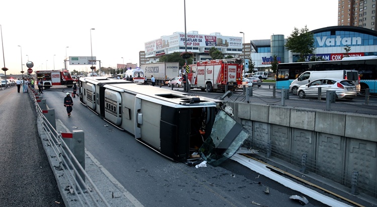 İstanbul'da metrobüs devrildi: 2'si ağır 10 yaralı 1 metrobus kaza