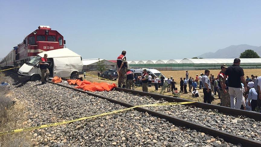Elazığ'da katliam gibi kaza: 9 ölü 1 tren kazasi