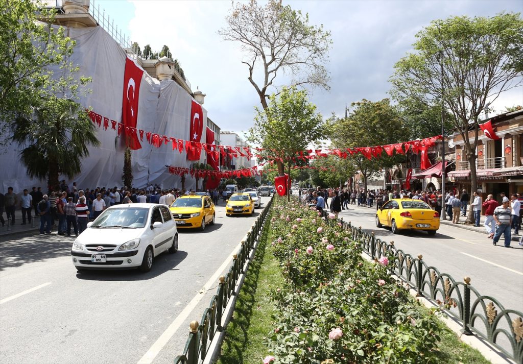 Hasar gören binalara branda ve bayraklarla kamuflaj 6 vezneciler