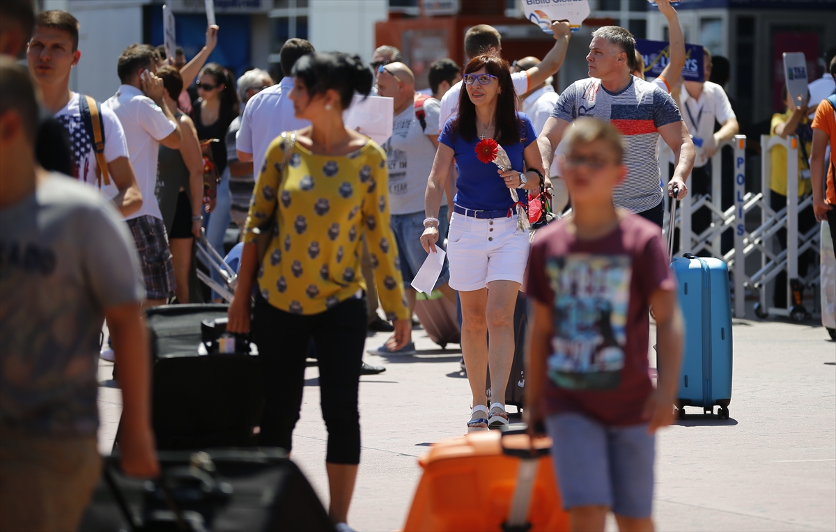 Aylar sonra ilk kafile geldi! Çiçeklerle karşıladılar 1 rus turistler