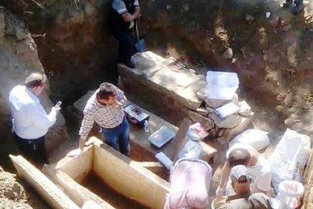 Tarladan çıkan lahitte 2 bin 400 yıllık hazine 1 lahit tarla