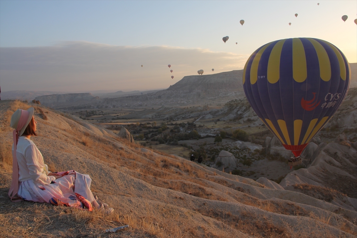 Kapadokya’da, 29 Ekim Cumhuriyet Bayramı dolayısıyla çok sayıda balonun sepetlerine Türk bayrakları ve Atatürk posterleri asıldı.