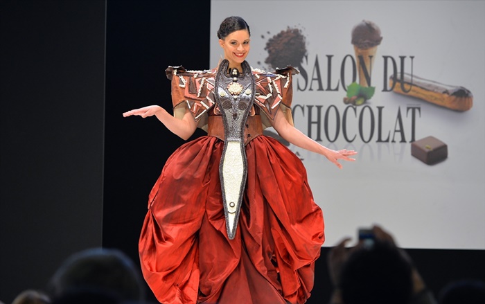 Uluslararası Paris Çikolata Fuarı’nda düzenlenen defilede çikolatadan yapılan kıyafetler sergilendi.