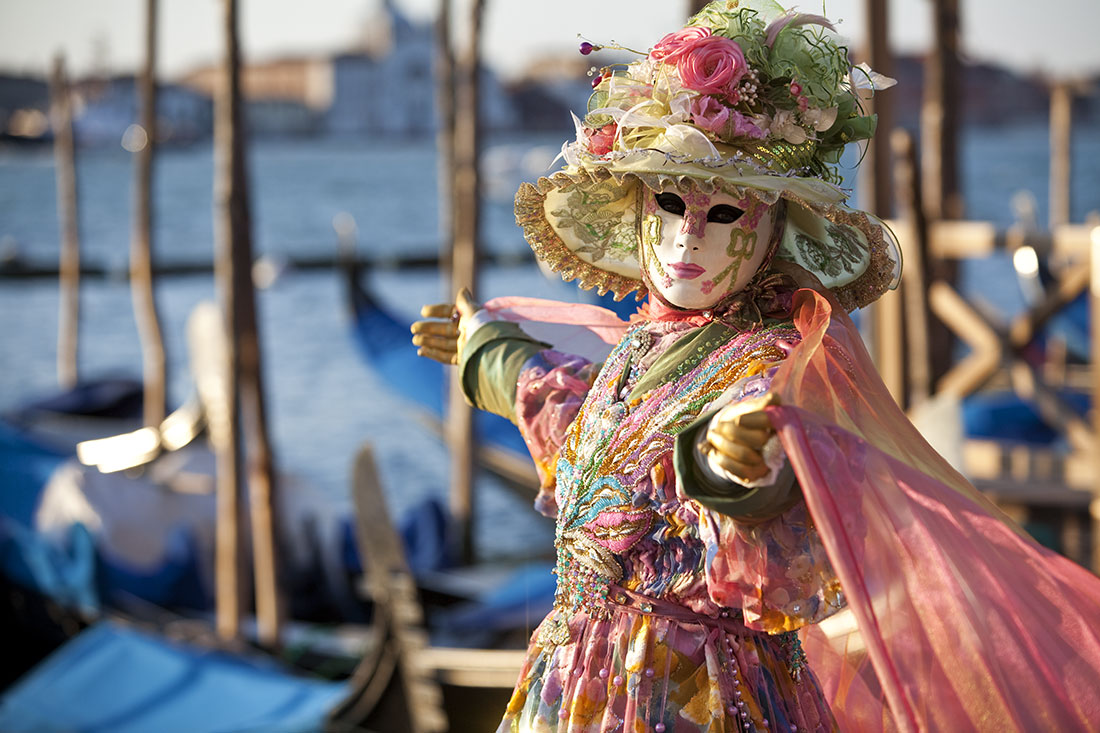 Her yıl binlerce kişinin katılımıyla dünyanının en eski karnavalına ev sahipliği yapan Venedik, yoğun turist ilgisine çözüm arıyor.