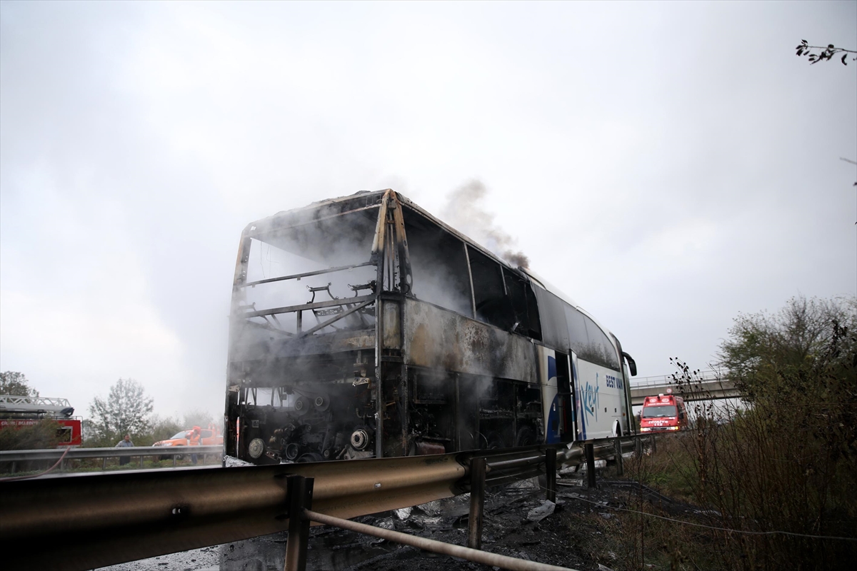 Yolcu otobüsü seyir halinde yandı 1 yolcu otobusu yangin