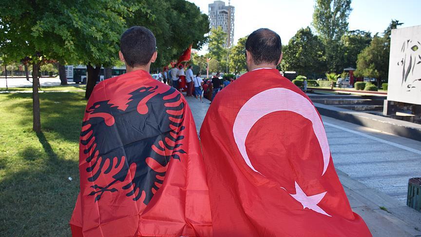 arnavutluk turk bayragi