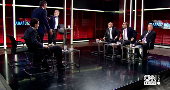 Canlı Yayında Aykut Erdoğdu ile Ayhan Oğan Arasında Büyük Kavga 1 Ahmet Hakan’ın sunduğu Tarafsız Bölge programında CHP’li Aykut Erdoğdu ile AKP’li Ayhan Oğan arasında kavga çıktı.